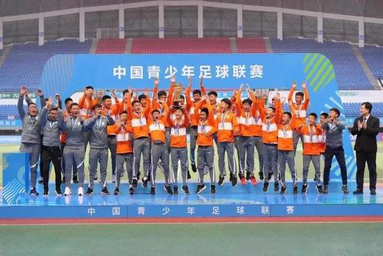 双腿大开被绑到椅子扶手上